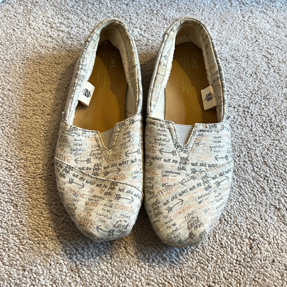 Grey speckled Toms faux Fur lined alparagatas size 8.5